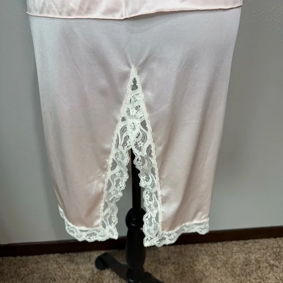 Vintage Vanity Fair Pink Nylon Slip Set – Size 30 Top & Large Bottom - Picture 5 of 7